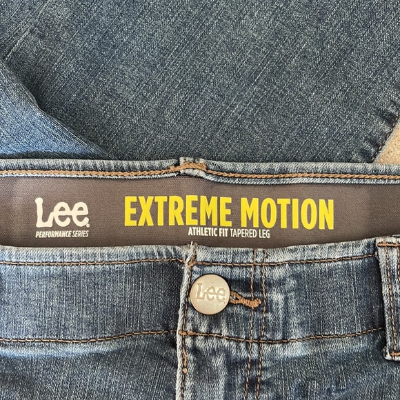 Like New Men’s Lee Extreme Motion Jeans - Picture 2 of 6